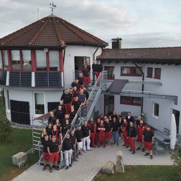 Team von Sauter Gebäudetechnik am Betriebsgebäude in Kupferzell